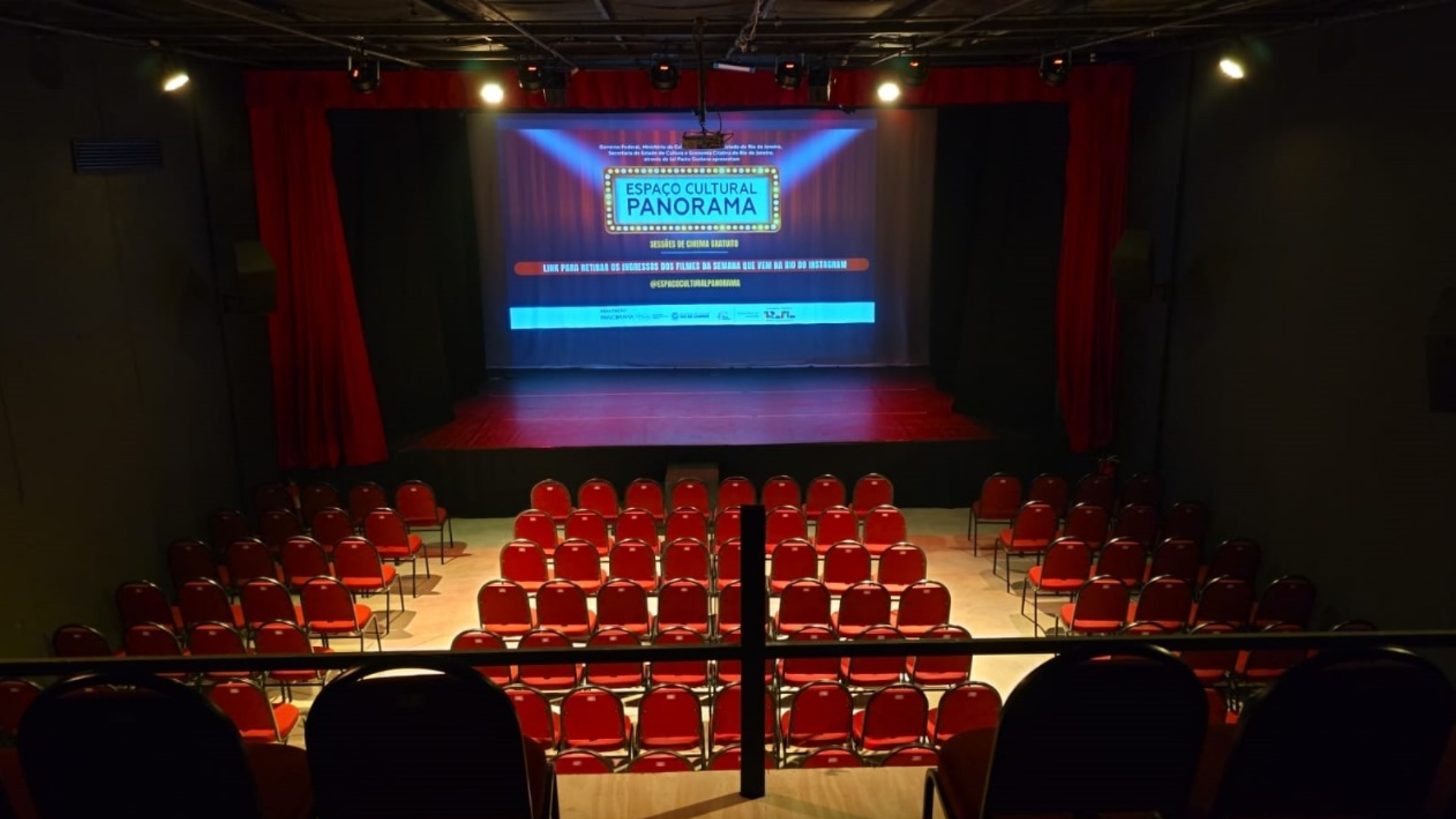 Teatro do Espaço Cultural Panorama com plateia montada