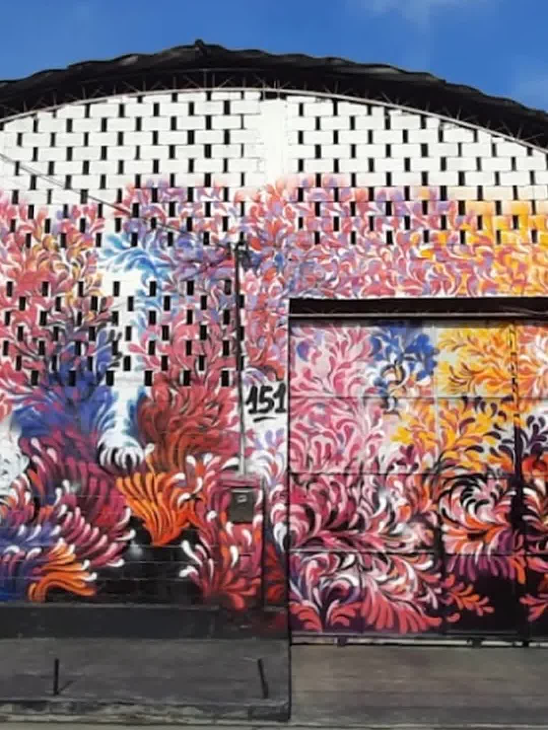 Fachada colorida do galpão do Espaço Cultural Panorama, com mural de flores, onde funcionará a Biblioteca A Casa Amarela