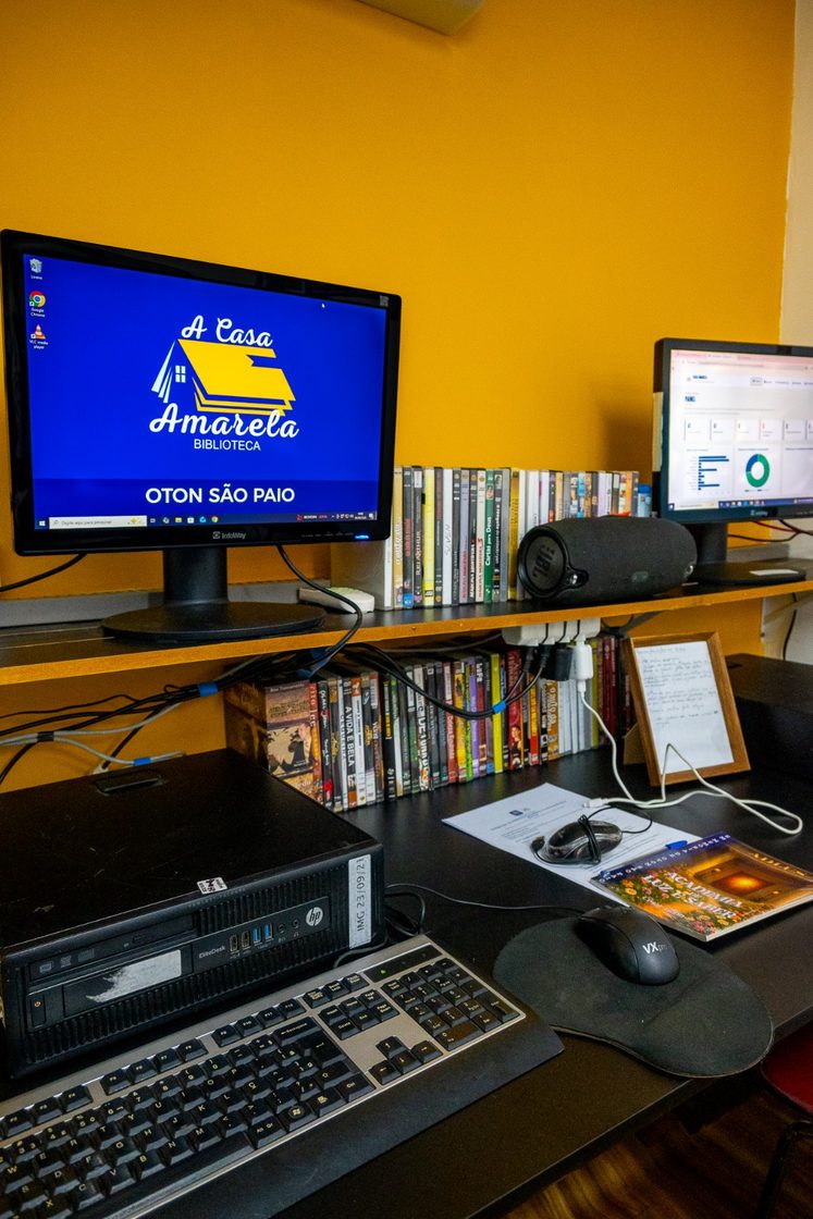 Acervo audiovisual disponível para consulta na biblioteca