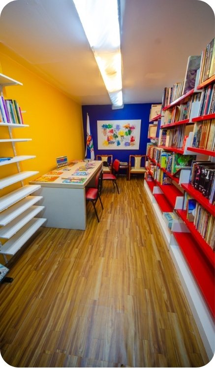 Salão da biblioteca com as estantes abertas ao público