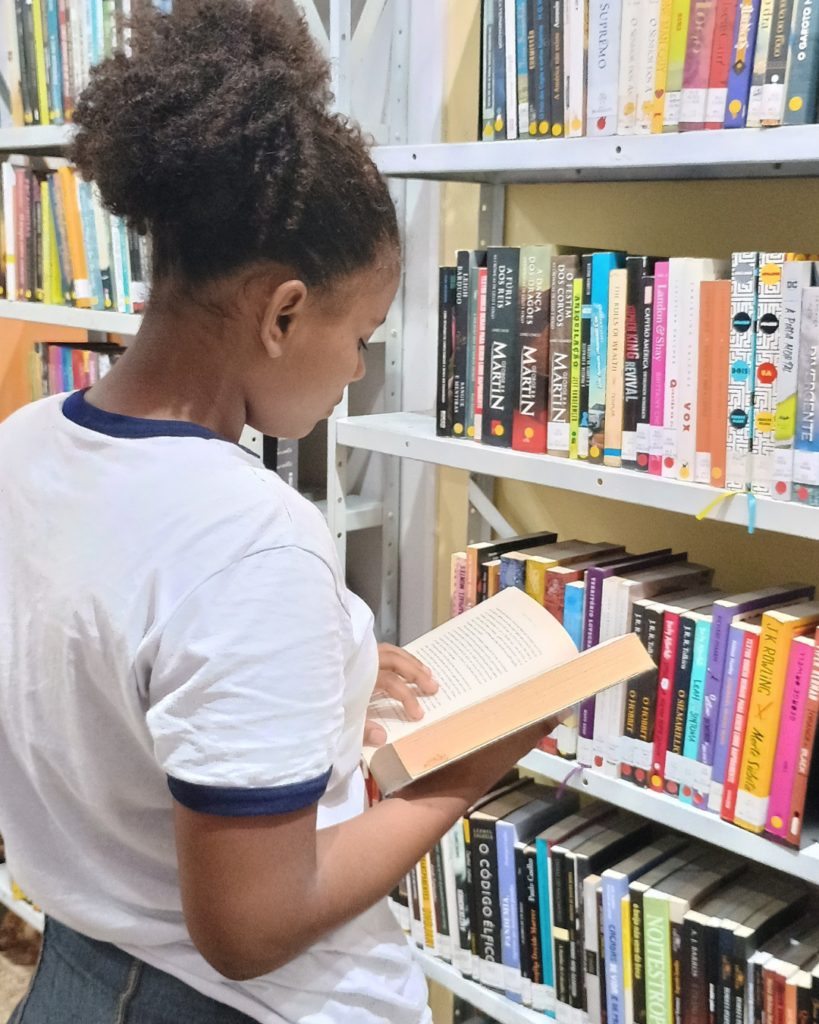 Empréstimo de livro no balcão da biblioteca