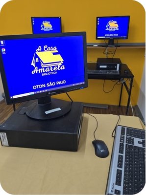 Computadores com internet liberada para pesquisa escolar