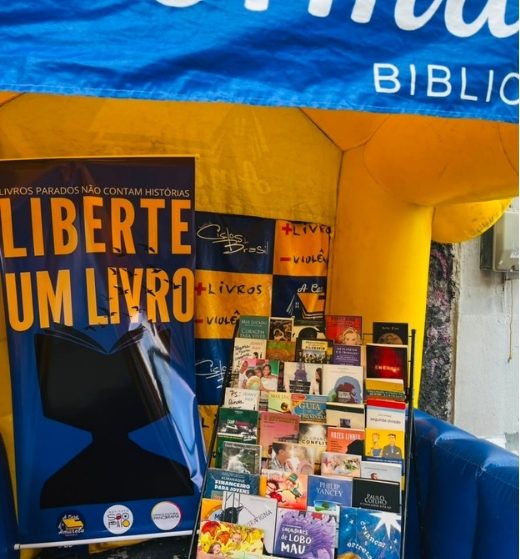Livros da campanha Liberte um Livro expostos