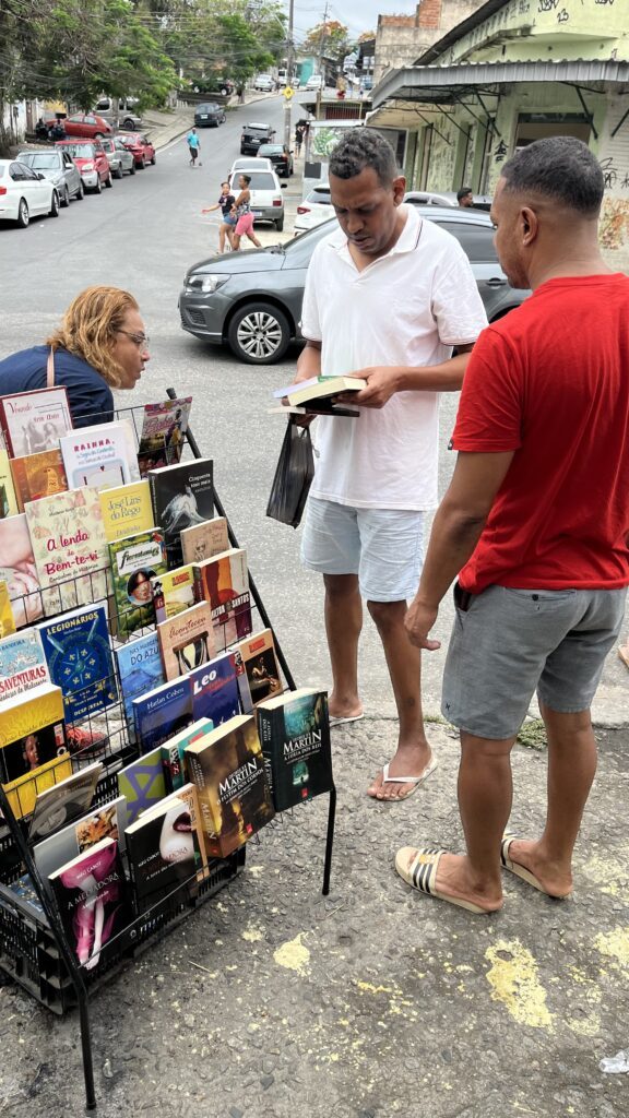 Livros disponíveis na calçada durante a ação de rua