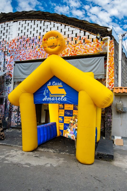 Biblioteca inflável itinerante do projeto Liberte um Livro montada na rua