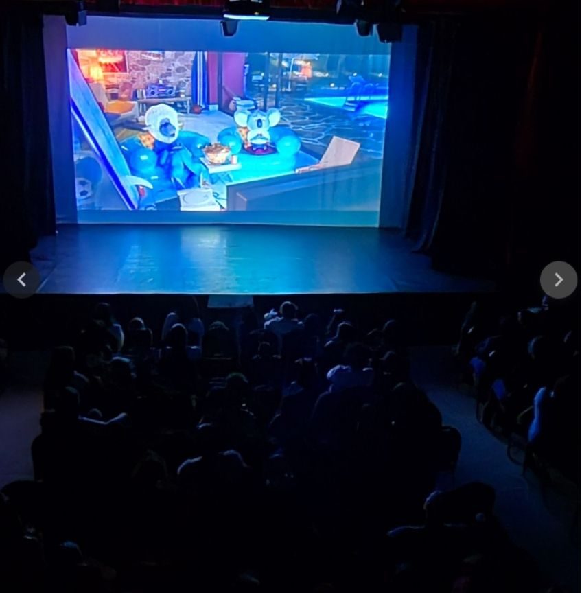 Teatro cheio durante uma sessão infantil do Cineclube Panorama