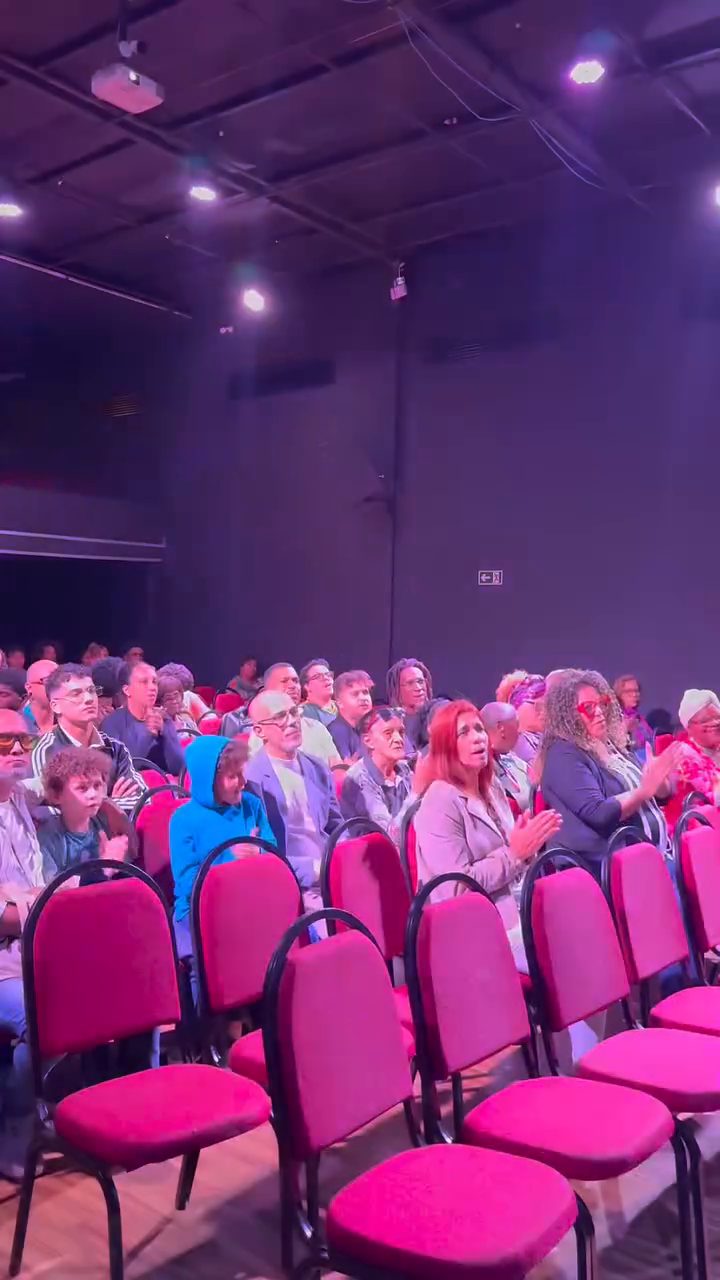 Público sentado nas cadeiras do teatro do Espaço Cultural Panorama antes da sessão