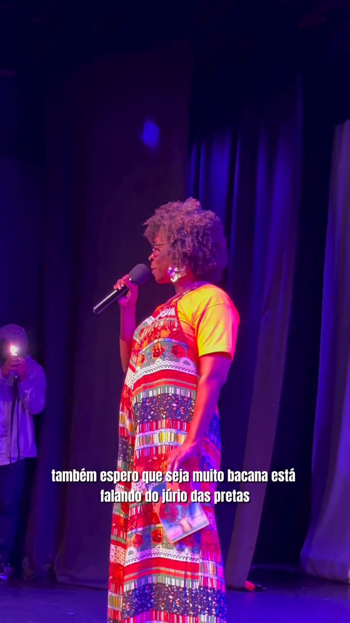 Poesia e música ao vivo no sarau