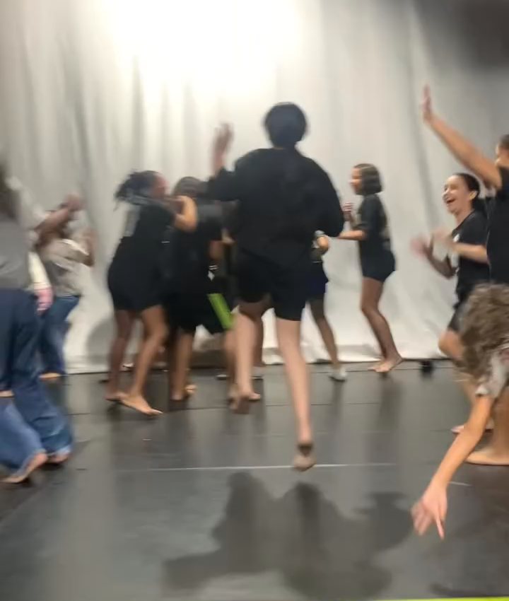 Alunos da turma de teatro em exercício no palco do Espaço Cultural Panorama