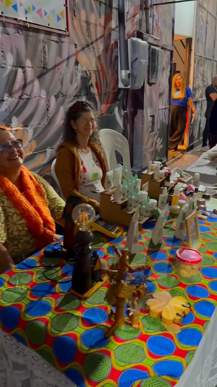Artesãs atrás da banca de artesanato no Espaço Cultural Panorama
