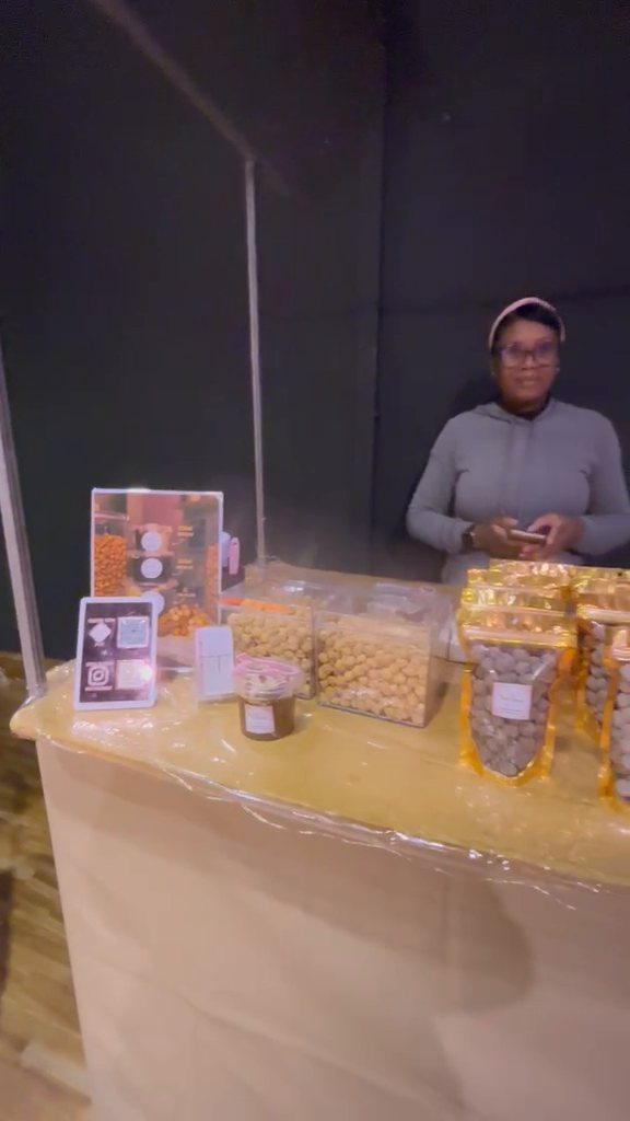 Produtos artesanais expostos na feira dentro do teatro