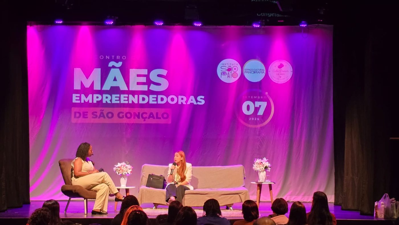 Plateia cheia no teatro de 270 lugares