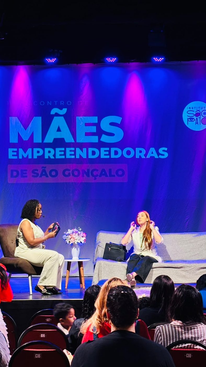 Conversa com empreendedoras da cidade no palco